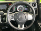 インテリアに合わせたデザインのステアリングは、運転される方のことも考え、運転しやすい形状、大きさです。是非一度、実際に触ってお確かめください。