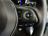 ステアリングには運転中でも簡単に操作できる各種スイッチついてます