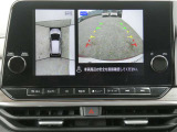 全周囲カメラで、クルマを上空から見下ろしているかのような映像を映し出します。周囲の状況がひと目でわかります!