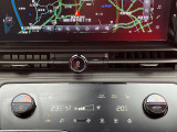 お好みの温度に合わせれば自動的に調節、オートエアコン装備。年中快適な車内。