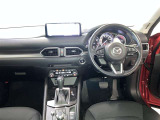 運転席は見やすく整理され、ナビも美しく装着され操作性にも優れています!
