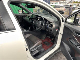 【運転席】座り心地が良いシートなので長時間の運転でも快適にお過ごしいただけます。新品のフロアマットのご注文も可能です。掲載箇所以外にご希望の写真がございましたらお気軽にお問い合わせ下さい。
