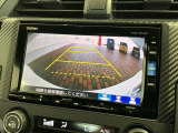 リバースギアに入れるだけで後方の表示へ切り替わります。夜間や雨の日の駐車も楽になりますよ。