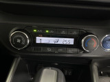 【オートエアコン】一度お好みの温度に設定すれば、車内の温度を検知し風量や温度を自動で調整。暑い&hellip;寒い&hellip;と何度もスイッチ操作をする必要はありません。快適な車内空間には必須の機能ですね♪