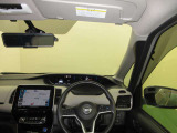 ドライバー目線で、使いやすく安全操作性と良好な視界を実現した運転席です。