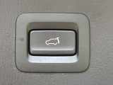 【パワーバックドア】スマートキーや運転席のボタンを押すだけでリアゲートが自動で開閉します!荷物を持っている時や、高い位置にあるバックドアを閉める際に便利な機能です♪