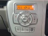 【オートエアコン】一度お好みの温度に設定すれば、車内の温度を検知し風量や温度を自動で調整。暑い&hellip;寒い&hellip;と何度もスイッチ操作をする必要はありません。快適な車内空間には必須の機能ですね♪