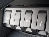 左から電源ソケット・HDMI・USB