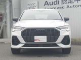 シングルフレームグリルはAudiの象徴的なデザイン要素であり、一目でAudiとわかるスタイル、大きくて迫力のある形状が車のスポーティな印象を強調しており、魅力的なデザインとなっています。