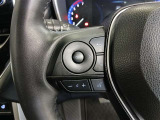 ステアリングには運転中でも簡単に操作できる各種スイッチついてます