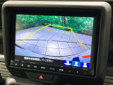 【バックカメラ】駐車時に後方がリアルタイム映像で確認できます。大型商業施設や立体駐車場での駐車時や、夜間のバック時に大活躍!運転スキルに関わらず、今や必須となった装備のひとつです!