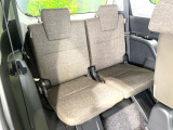 床下収納式のサードシートです。座席部分をコンパクトに収納でき、広大な荷室スペースとしてお使いいただけます!乗車人数や荷物の量など利用シーンに合わせて3列目を有効活用でき、とっても便利♪