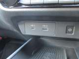 USBも2ポートありますので同乗者の方との同時充電もできますよ