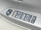 【電動格納ミラー】サイドミラーは電動格納式となっており、狭い駐車場でもキズがつくリスクを抑えられます。