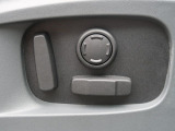 電動パワーシートですので運転中のシート調節も安全に行えます。微調整も可能ですのであなただけのドライビングポジションを実現します。