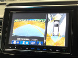 【マルチビューカメラシステム】専用のカメラにより、上から見下ろしたような視点で360度クルマの周囲を確認することができます☆死角部分も確認しやすく、狭い場所での切り返しや駐車もスムーズに行えます。