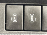 【両側パワースライドドア】スマートキーや運転席のスイッチで後席両側スライドドアの開閉が可能♪電動だから力を入れてドアを開ける必要が無く、小さなお子様でも簡単に開け閉めでき快適です♪