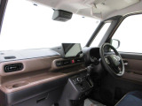 ダイハツのお店では、ダイハツ車を知り尽くしたプロフェッショナルが、専用の診断機器を使って各システムを点検しております。