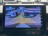 【バックカメラ】後退時に車両後方の映像をモニターに映す機能。目視できない死角を確認でき、衝突事故を防ぎます。駐車が苦手な方だけでなく全てのドライバーに必須の安全装備です。
