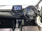 運転席は見やすく整理され、ナビも美しく装着され操作性にも優れています!