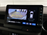 リバースギアに入れるだけで後方の表示へ切り替わります。夜間や雨の日の駐車も楽になりますよ。