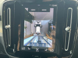 【360&deg;ビューカメラ】4台の高解像度カメラで360度の鳥瞰図を表示。隣の車や壁、死角にある障害物などを画面で確認できるため、狭いスペースでの駐車・出入りも安心です。