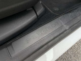 乗車口足元にはPEUGEOTのロゴ入り。