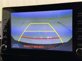 後方の見える安心をお届けするバックガイドモニター付:バックするときのアシストラインもあって楽々バック!車庫入れや縦列駐車をサポートし、苦手な駐車も安心です!今やもう手放せない装備ですネ♪