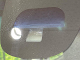 【シティブレーキアクティブシステム】低速走行中に前方の車両等を認識し、衝突しそうな時は警報とブレーキで衝突回避と被害軽減をアシスト。より安全にドライブをお楽しみいただけます。