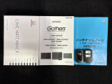 スマートキーは鍵をバッグに入れたままでもドアロックの開閉やエンジンのON・OFFができます。夜間や雨の日も鍵を探さなくて良いので便利です。