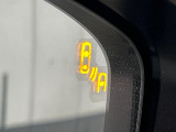 【ブラインドスポットモニタリング】走行中、ドアミラーの死角になりやすい箇所に後続車が接近するとサイドミラー付近に警告を表示、ドライバーに注意喚起をしてくれます。