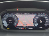 スピードメーターなどの運転に必要な計器とともに、オーディオ・電話の操作画面などを表示。レイアウトはステアリングスイッチで切り替えでき運転に集中しながら必要な情報を瞬時に得ることが可能。