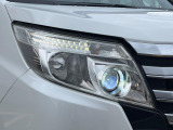 【LEDヘッドライト】悪天候や夜間走行時も良好な視界を確保し安心して運転できる高輝度LEDヘッドライトを装備!点灯速度が早く、消費電力も抑えられています。