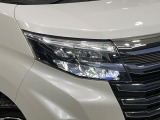 【LEDヘッドライト】悪天候や夜間走行時も良好な視界を確保し安心して運転できる高輝度LEDヘッドライトを装備!点灯速度が早く、消費電力も抑えられています。