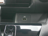 USB電源&12Vシガーソケットが運転席&助手席前にございます♪スマホ等の充電にご使用くださいませ♪