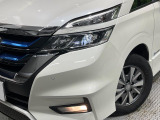 【LEDヘッドライト】悪天候や夜間走行時も良好な視界を確保し安心して運転できる高輝度LEDヘッドライトを装備!点灯速度が早く、消費電力も抑えられています。