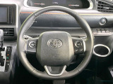 インテリアに合わせたデザインのステアリングは、運転される方のことも考え、運転しやすい形状、大きさです。是非一度、実際に触ってお確かめください。