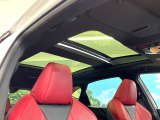 【大型サンルーフ】車内の解放感が一気に上がる大型のパノラマルーフ!季節を問わず開放的で快適なドライブをお楽しみいただけます。流通量も少なく希少価値の高い人気の装備です♪