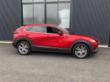 CX-30のサイドビューはクーペのような流麗な曲線が特徴です。