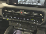 【左右独立オートエアコン】左右独立型、いわゆるデュアルエアコンです。運転席と助手席でそれぞれお好みの温度を設定可能です。