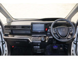 操作性に優れた運転席となります!小物入れや各ボタンの配置にこだわり、使いやすいです!座り心地もよく視認性も良好なのでロングドライブもお任せ下さい!