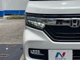 【LEDヘッドライト】悪天候や夜間走行時も良好な視界を確保し安心して運転できる高輝度LEDヘッドライトを装備!点灯速度が早く、消費電力も抑えられています。