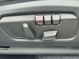 運転席メモリー付きフロント電動シート装備。
