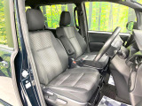 運転席まわりには十分なスペースがあり、大柄な方でもゆったり運転していただける環境です。