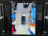 【360&deg;ビューカメラ】4台の高解像度カメラで360度の鳥瞰図を表示。隣の車や壁、死角にある障害物などを画面で確認できるため、狭いスペースでの駐車・出入りも安心です。