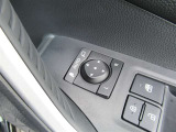 駐車時や狭い道でのすれ違い時に気を使うミラー。電動格納式ドアミラーはそんな時に便利です。