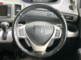 インテリアに合わせたデザインのステアリングは、運転される方のことも考え、運転しやすい形状、大きさです。是非一度、実際に触ってお確かめください。