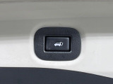 【パワーバックドア】スマートキーや運転席のボタンを押すだけでリアゲートが自動で開閉します!荷物を持っている時や、高い位置にあるバックドアを閉める際に便利な機能です♪