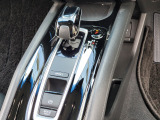 運転席より操作性の良いシフトレバーと、電子パーキングブレーキ・ブレーキホールドの各スイッチ等の画像です。