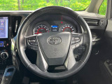 インテリアに合わせたデザインのステアリングは、運転される方のことも考え、運転しやすい形状、大きさです。是非一度、実際に触ってお確かめください。